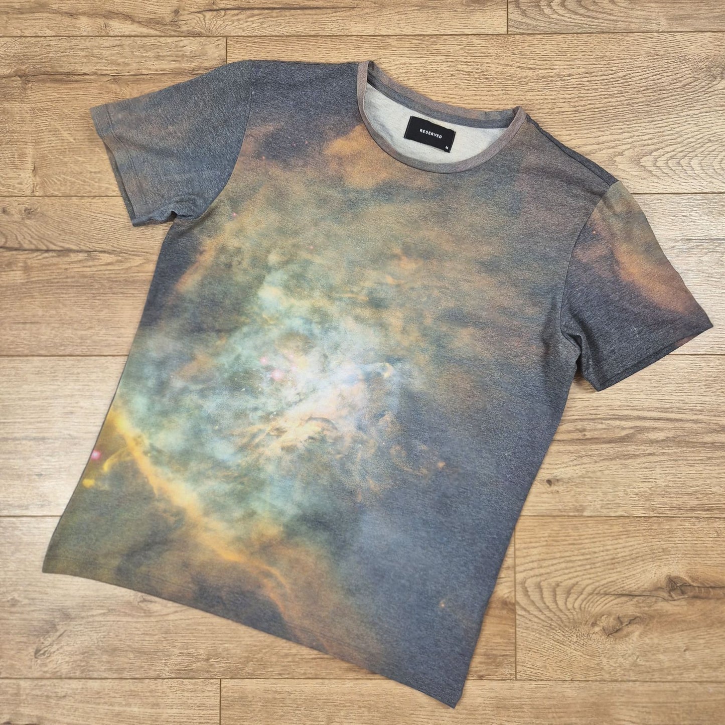 Reserved sokszínű férfi galaxis mintás póló - M