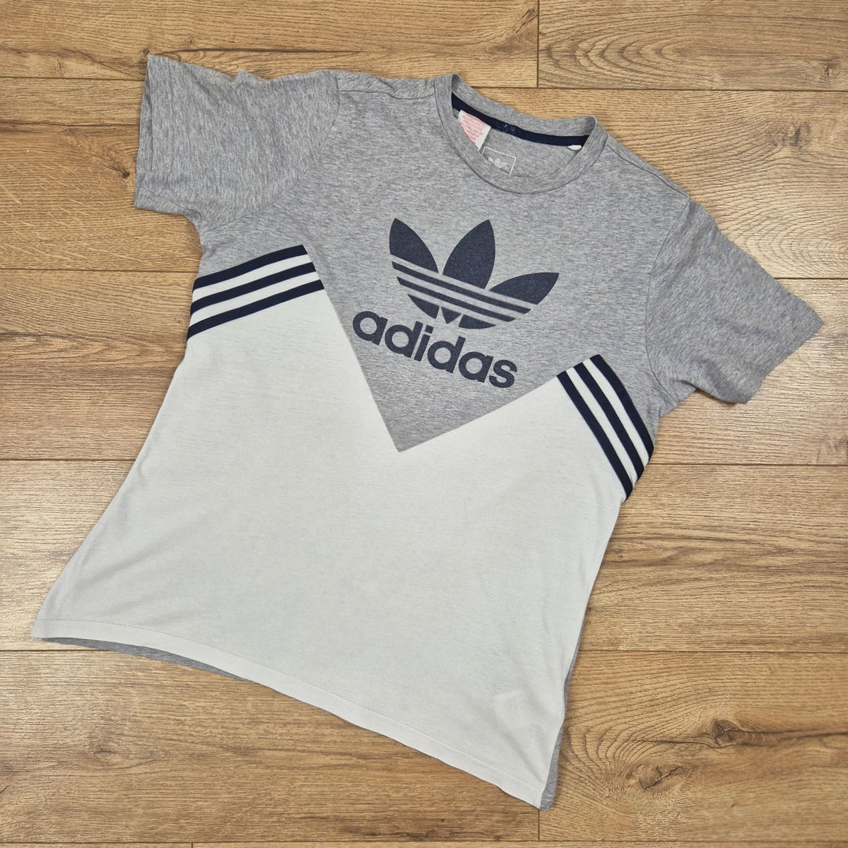 Adidas Originals szürke-fehér mintás férfi póló - M