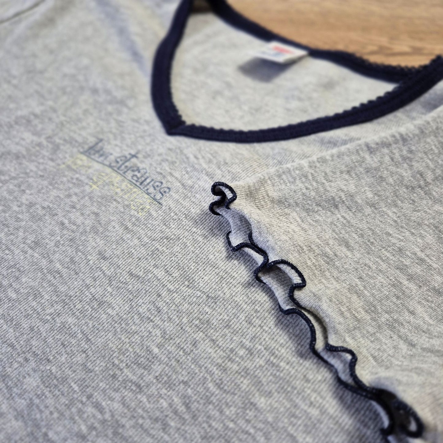 Levi's szürke-sötétkék női V-nyakú póló - M