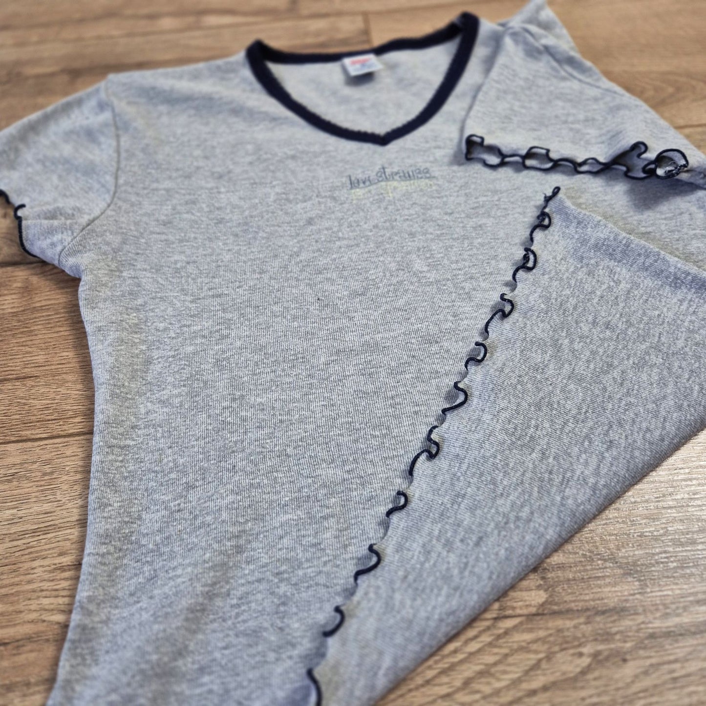 Levi's szürke-sötétkék női V-nyakú póló - M