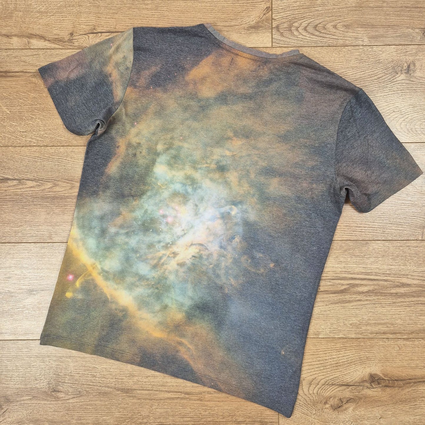 Reserved sokszínű férfi galaxis mintás póló - M