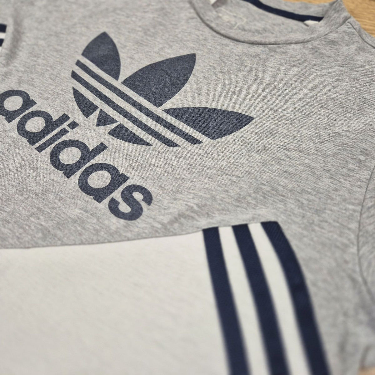 Adidas Originals szürke-fehér mintás férfi póló - M