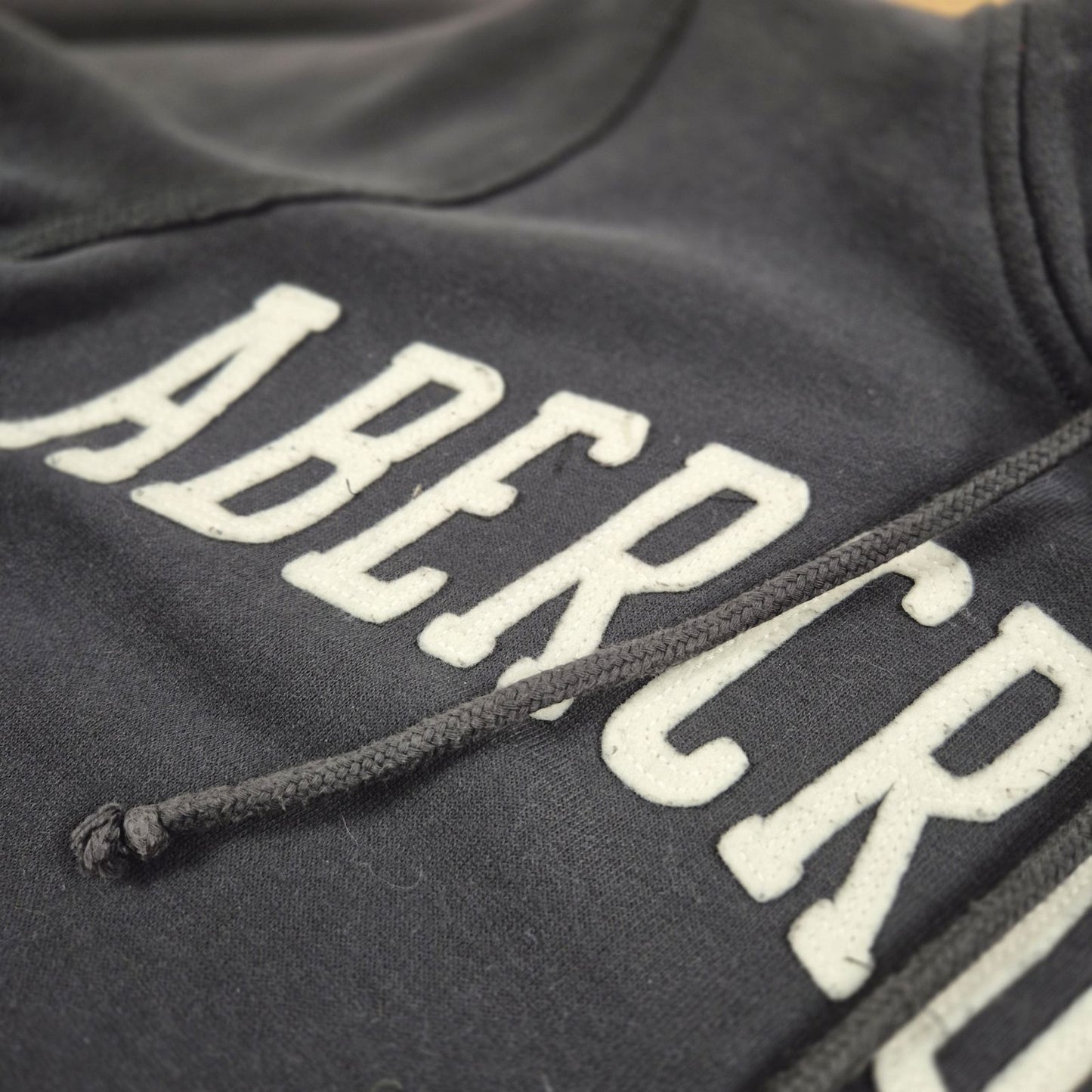 Abercrombie & Fitch fekete női kapucnis pulóver - S