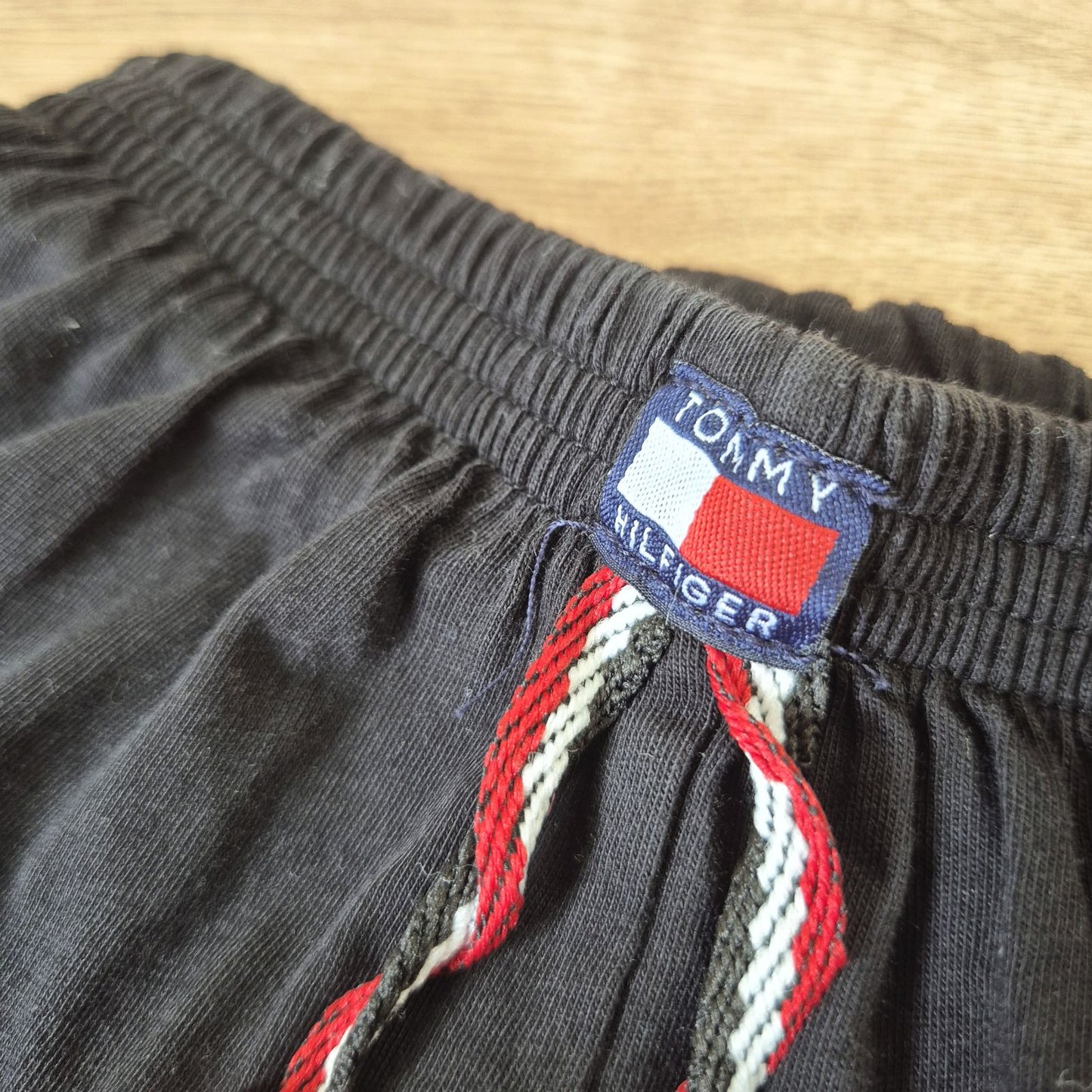 Tommy Hilfiger fekete gyerek nadrág - 4-5 éves